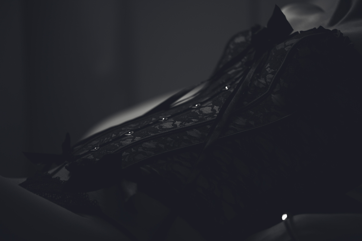 Lingerie noire sur une femme