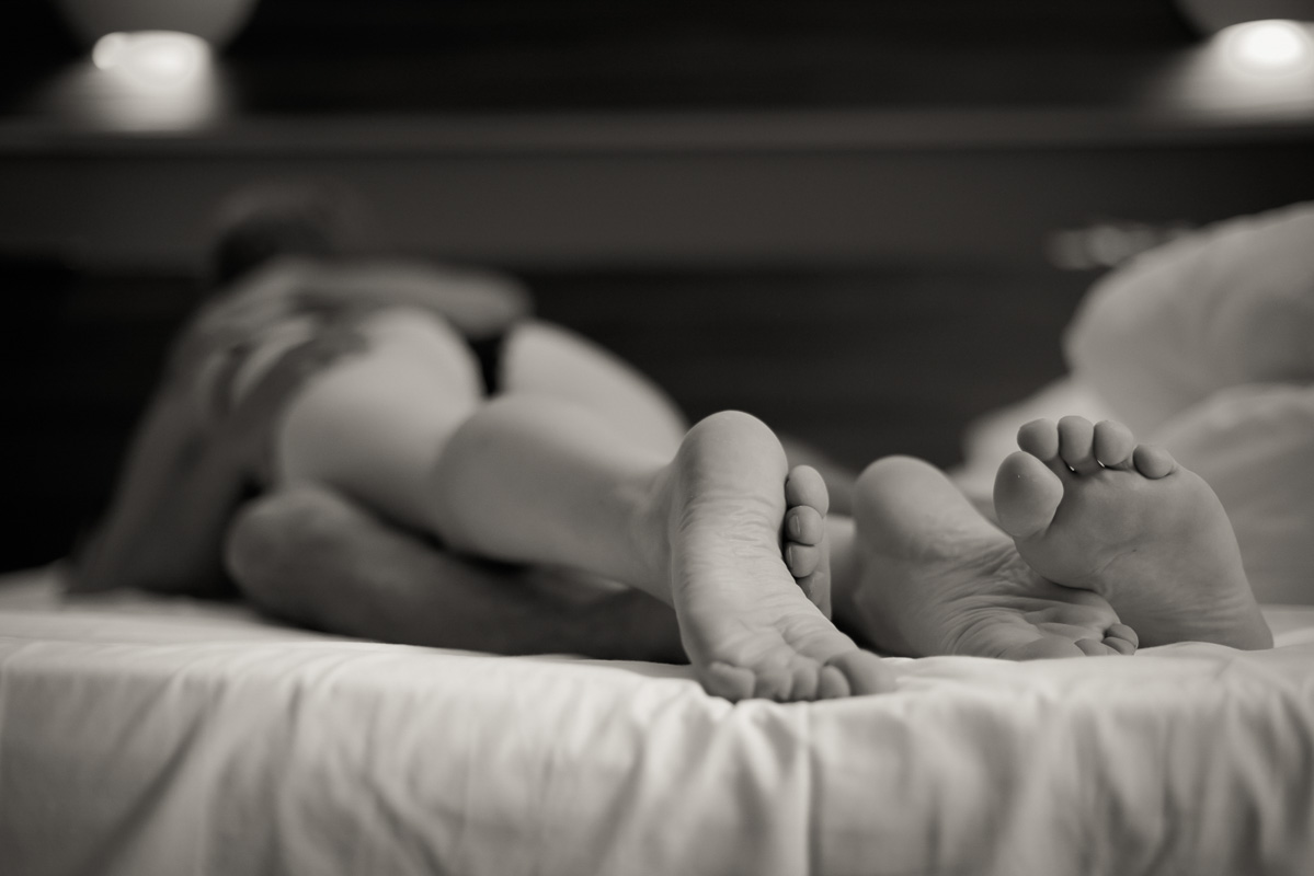 4 pieds d'un couple sur un lit