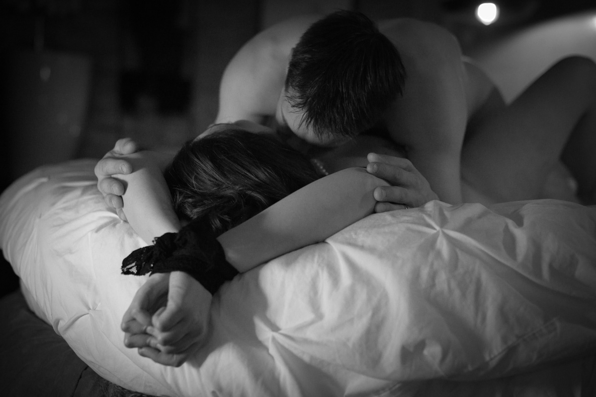 couple qui s'embrasse, les mains liées