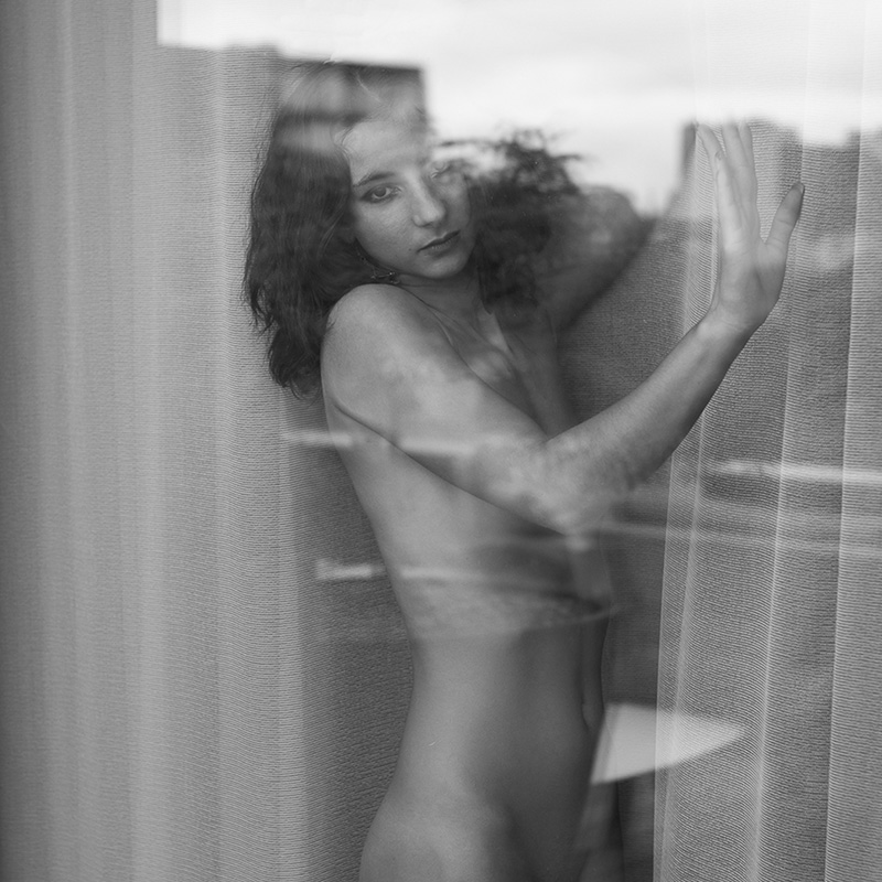 portrait d'une femme en noir et blanc