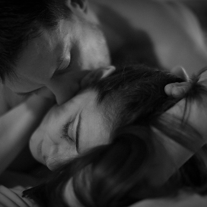 un couple qui s'embrasse